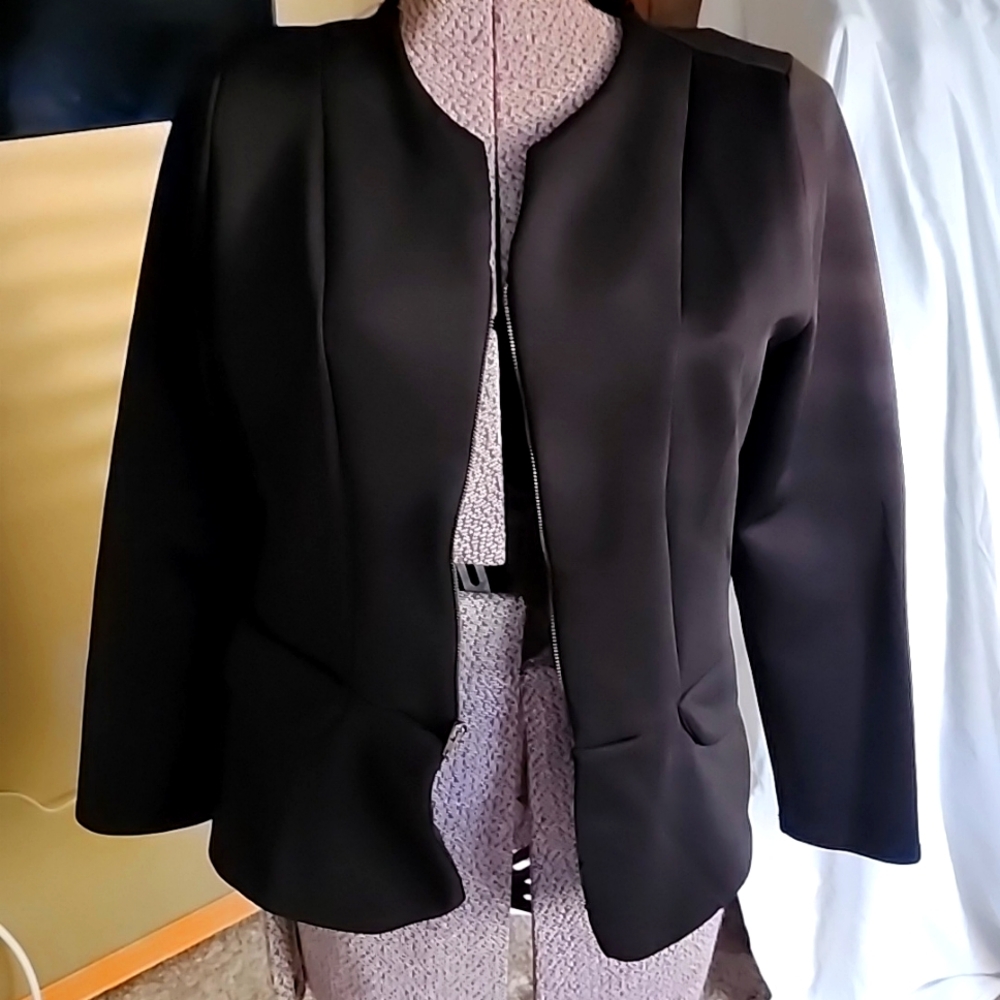 Toto collection black blazer with zipper inthe front.